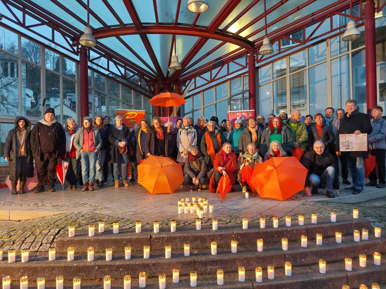 Veranstaltungsteilnehmende mit Lichtermeer