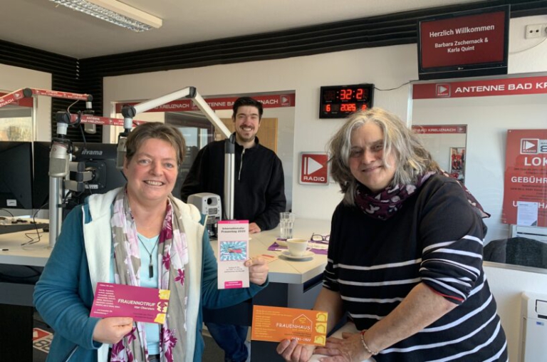 Mitarbeiterinnen von Frauennotruf und Frauenhaus im Studio der Antenne Bad Kreuznach